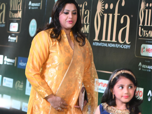 Meena and Nayineeka at IIFA 2017 Awards